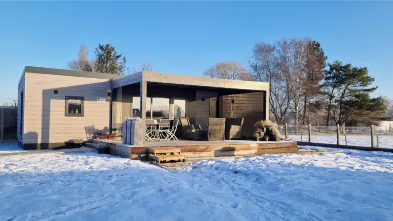 Joli met aangebouwd terras met uitzicht op tuin