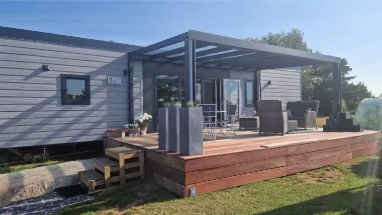 Mobiele zorgwoning met prachtig terras met uitzicht op tuin