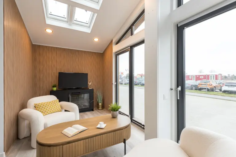 Comfortabele en luxueuze woonkamer in een mobiele woonunit