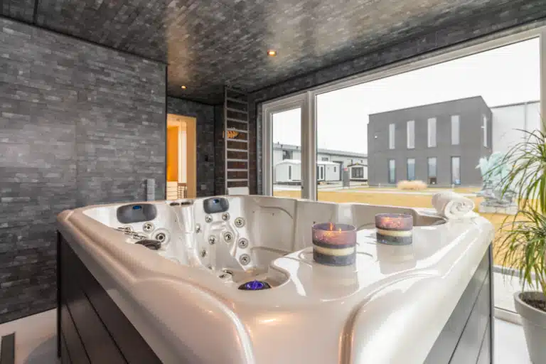 Wellness unit op maat met jacuzzi