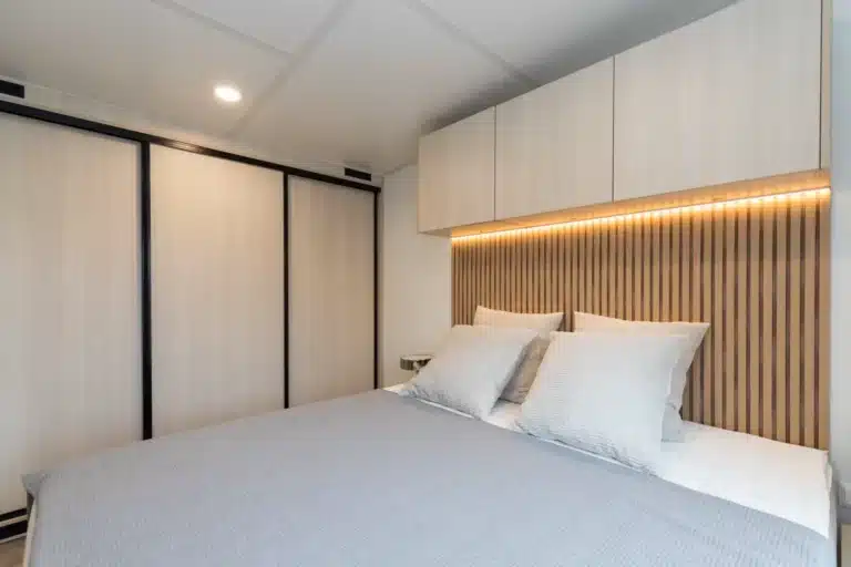 Slaapkamer met indirecte LED-verlichting en grote schuifkast